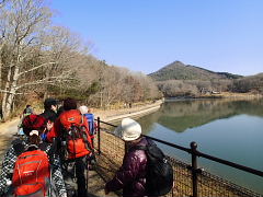 池の遊歩道を北進する