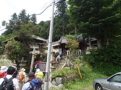 酒滴神社の境内へ