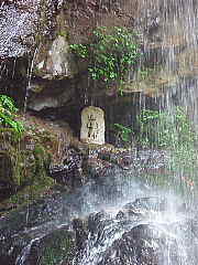 滝裏に石像がある